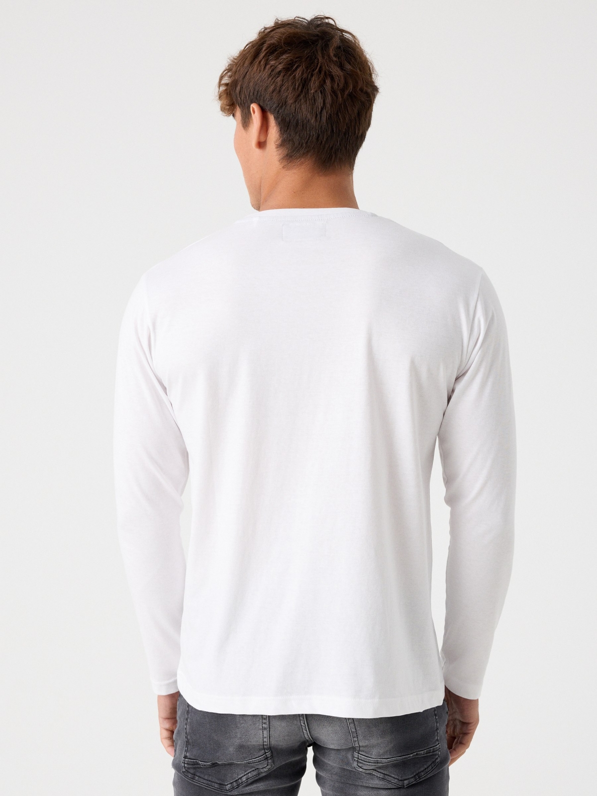 T-shirt básica com logótipo branco vista meia traseira