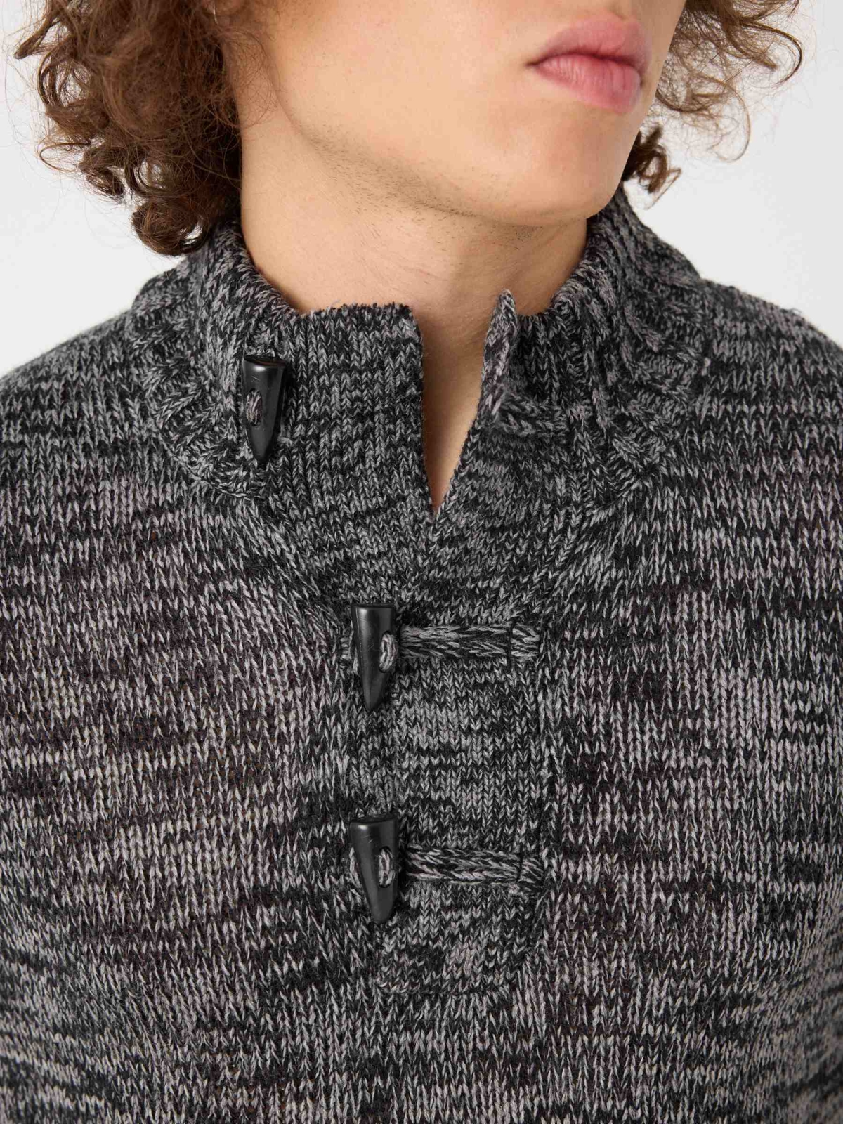 Jersey jaspeado cuello alto gris oscuro vista detalle