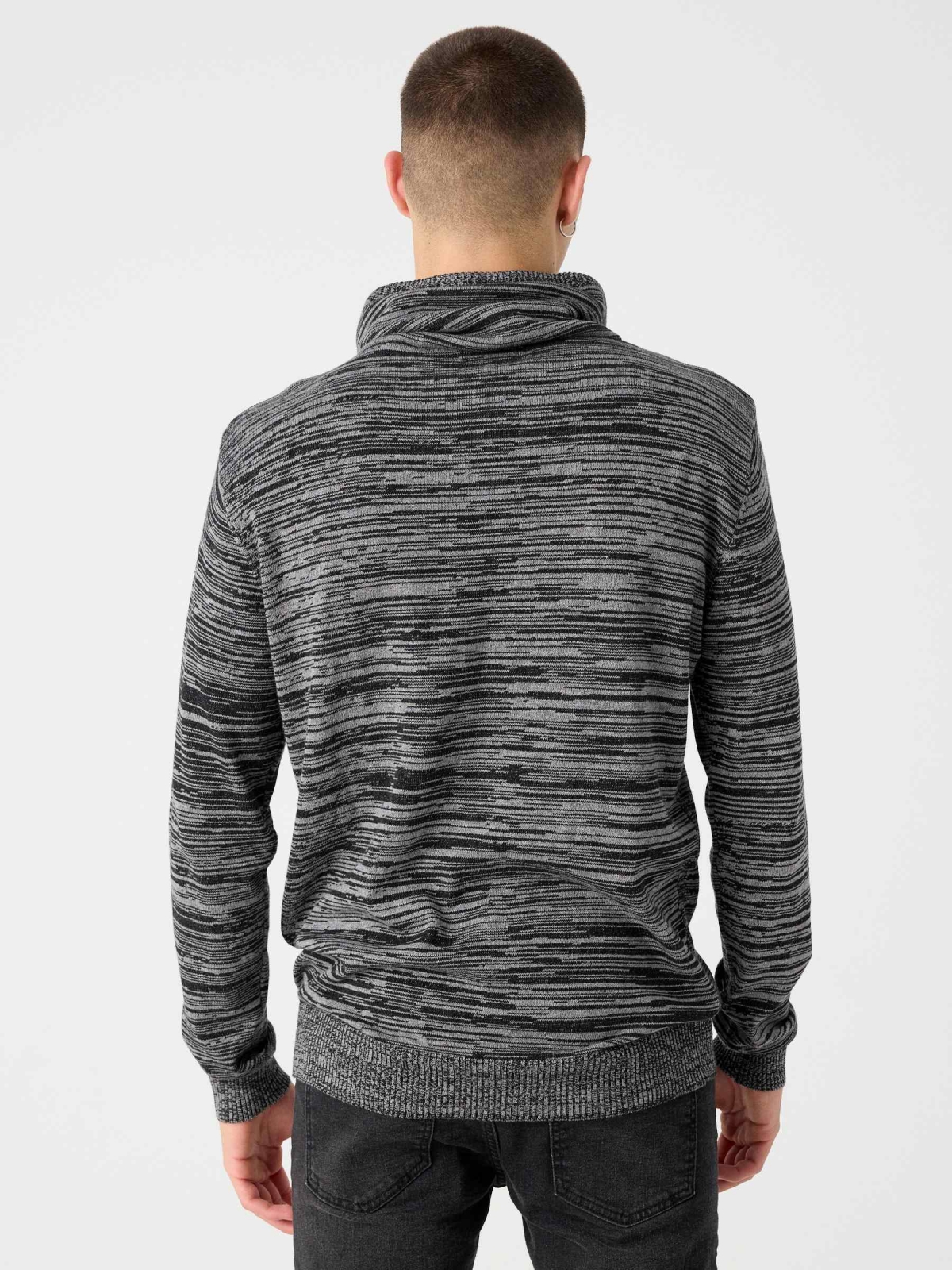 Jersey jaspeado cuello alto gris oscuro vista media trasera