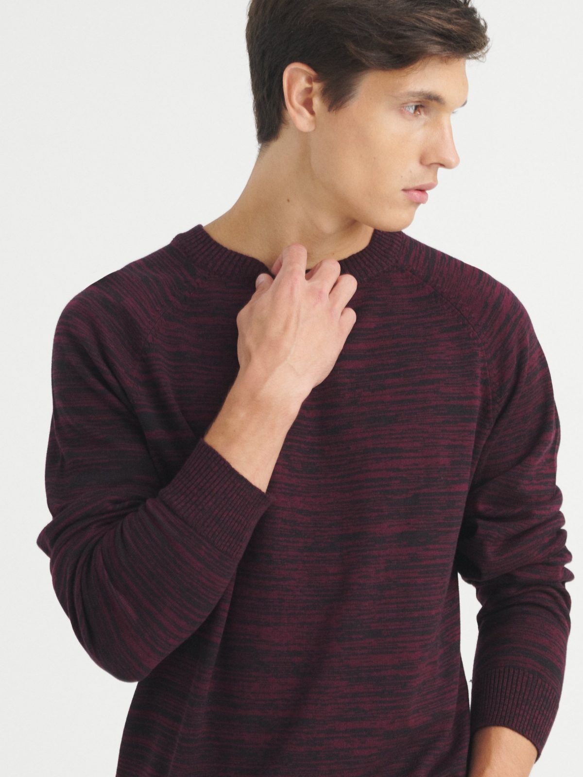 Basic mottled sweater red detail view