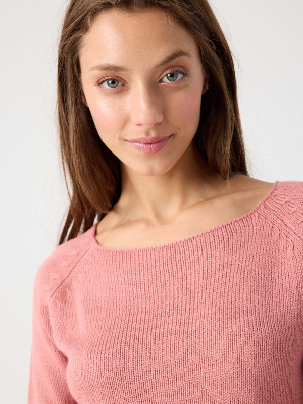 Suéter básico gola redonda rosa primeiro plano
