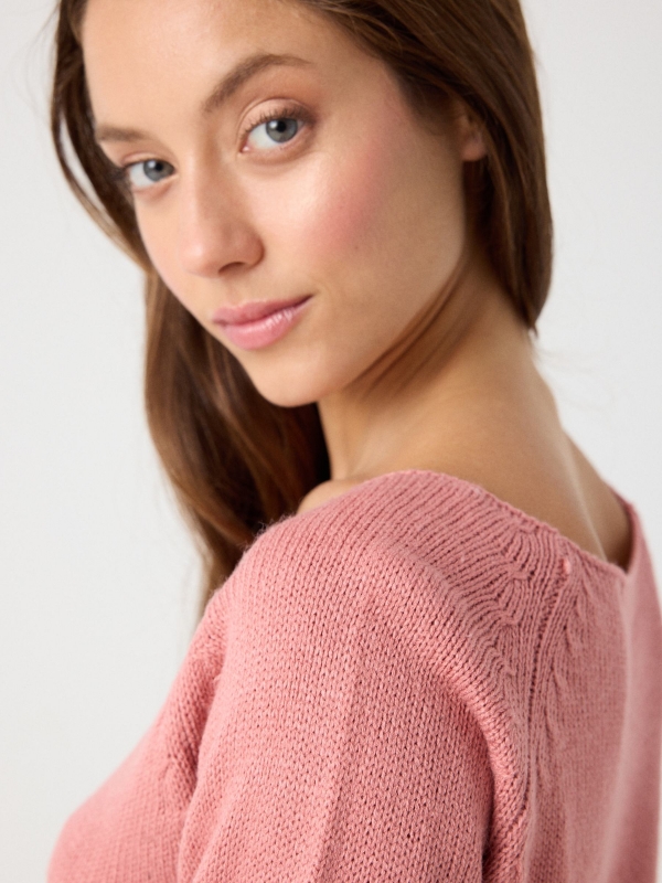 Suéter básico gola redonda rosa vista detalhe