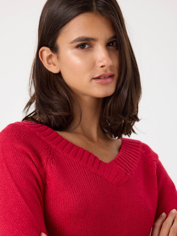 Suéter de malha decote em V vermelho primeiro plano