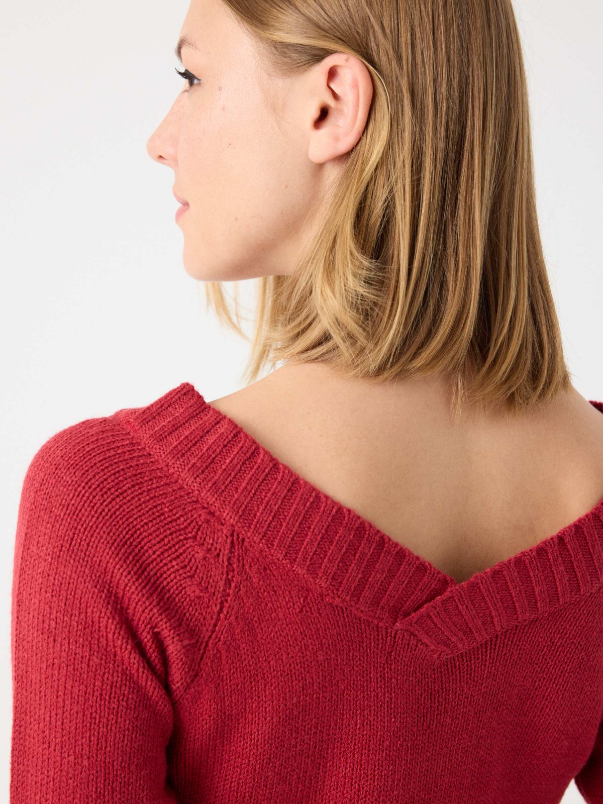 V-neck marbled sweater garnet detail view