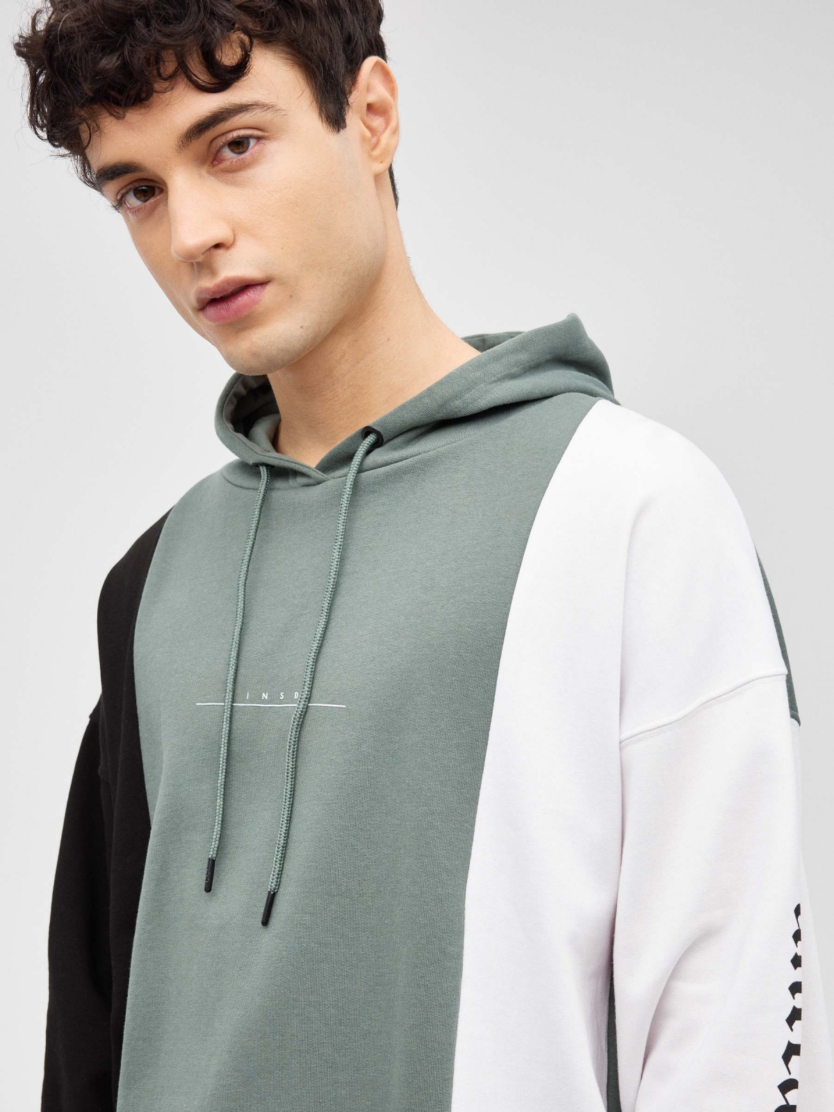 Tricolor sweatshirt with text greyish green detail view