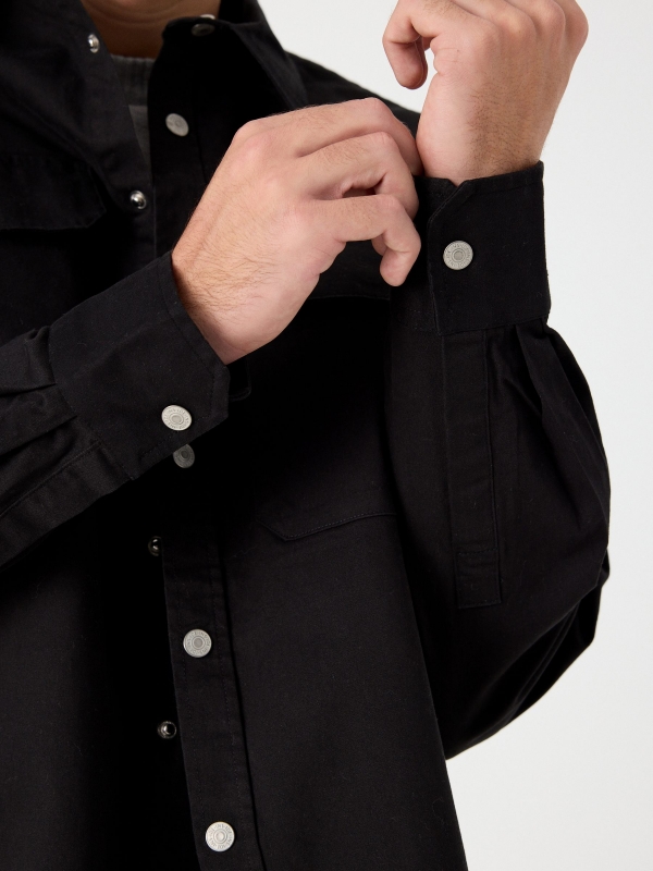 Camisa regular negro vista detalle
