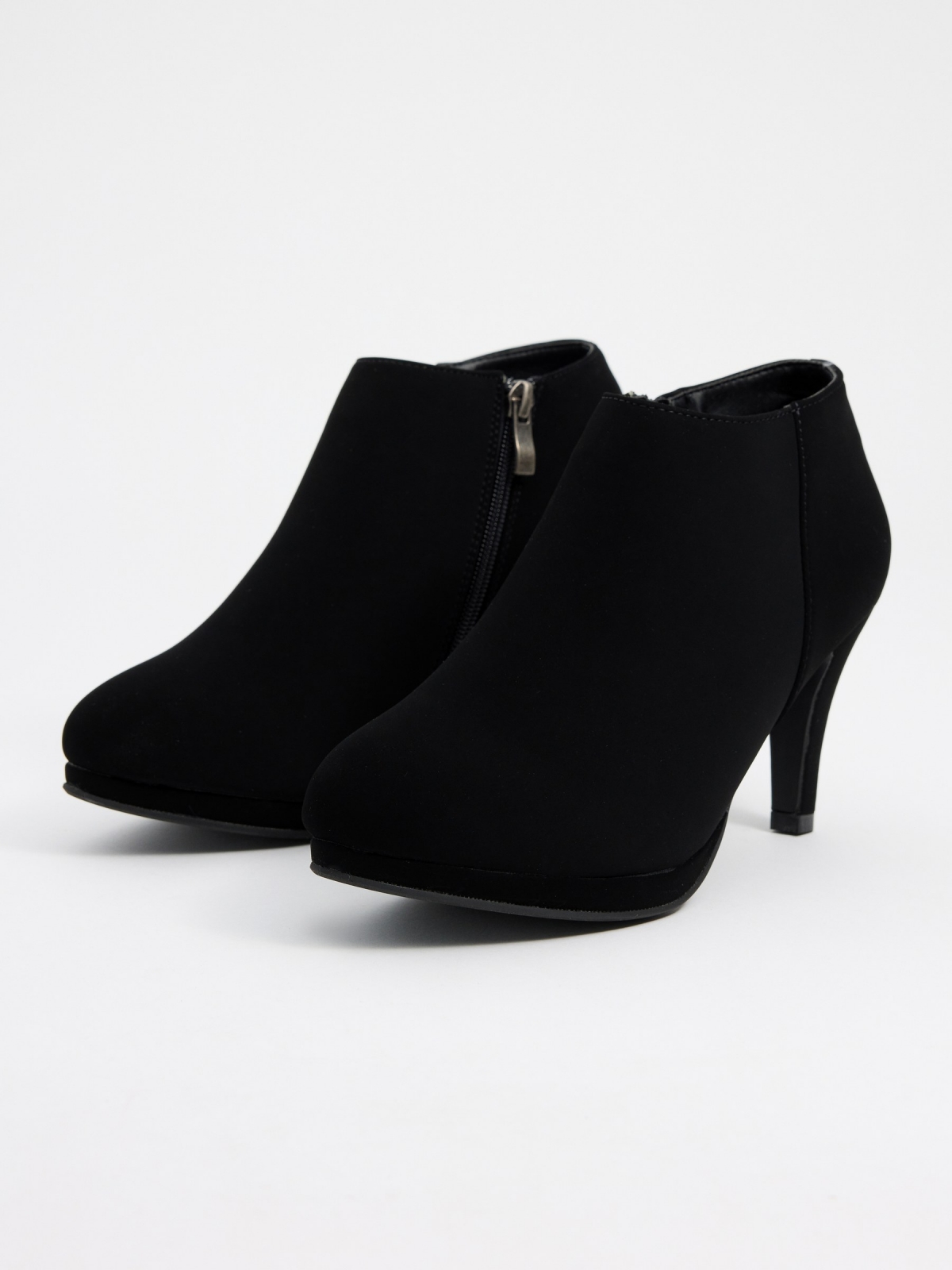 Ankle boots with fine heel and zipper black 45º front view