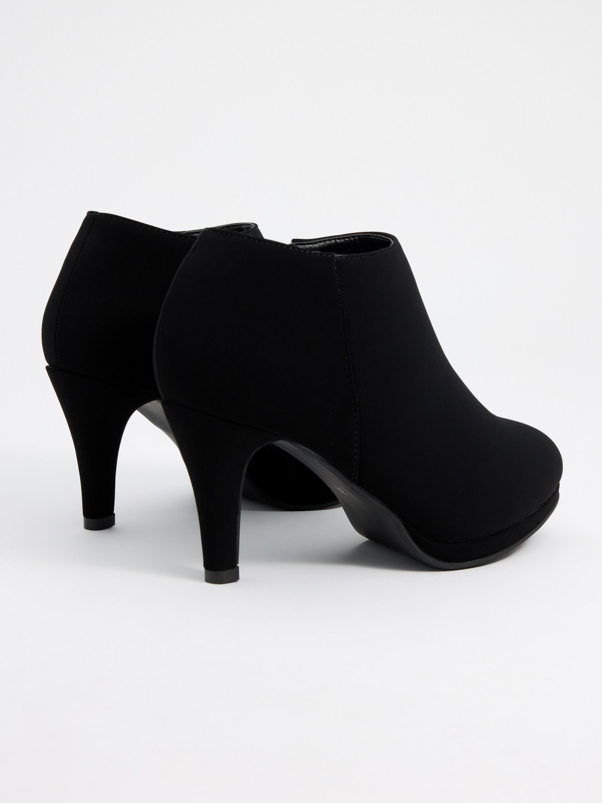 Ankle boots with fine heel and zipper black 45º back view