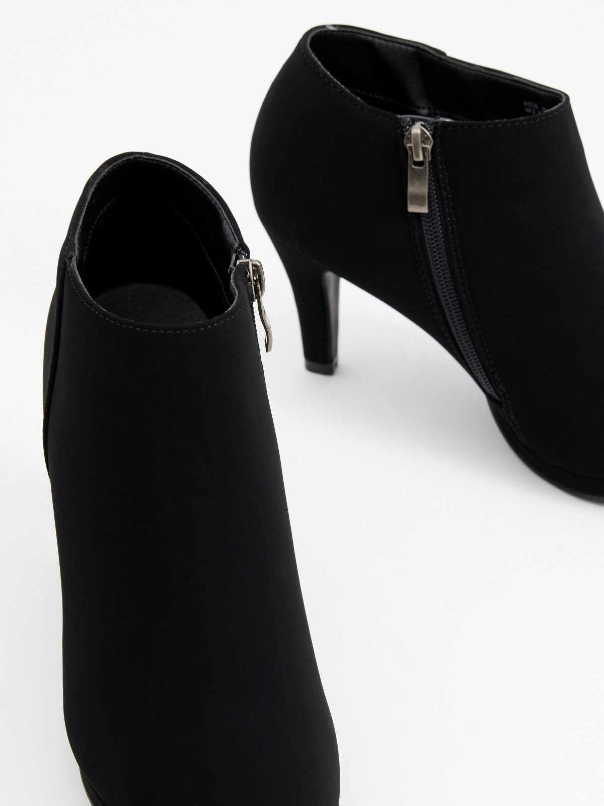 Ankle boots with fine heel and zipper black detail view