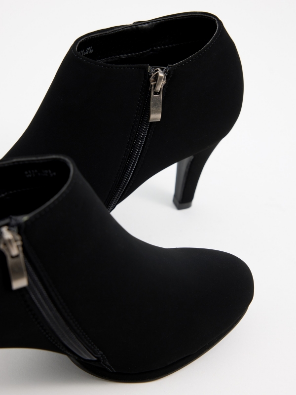 Ankle boots with fine heel and zipper black detail view