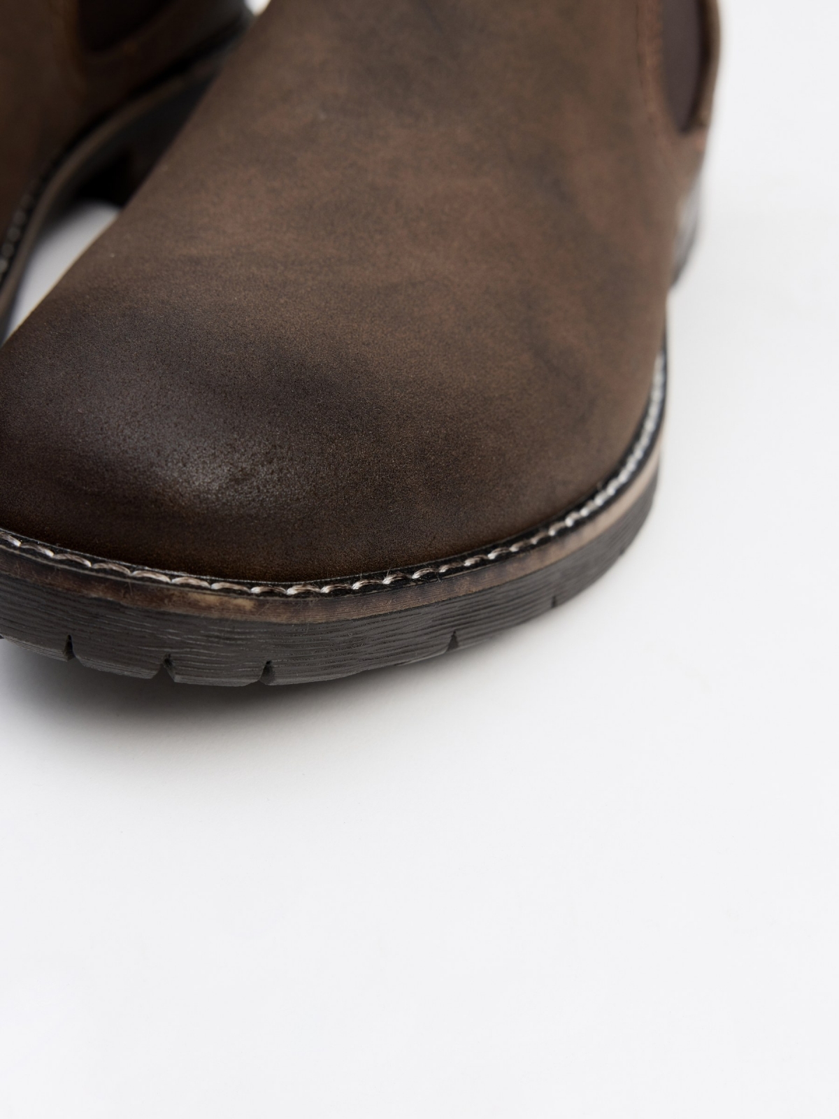 Chealse boot with elastics earth brown detail view