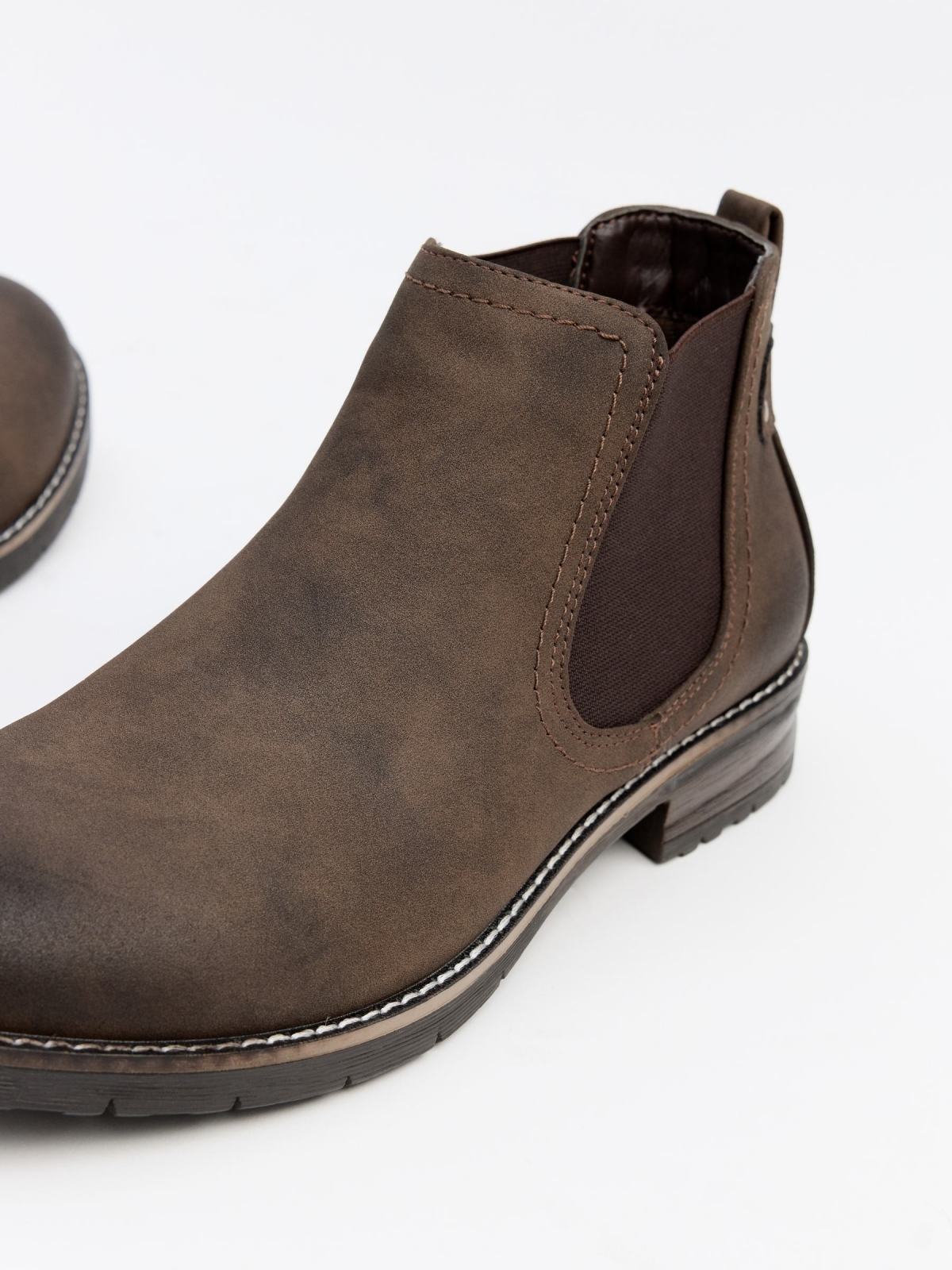Chealse boot with elastics earth brown detail view
