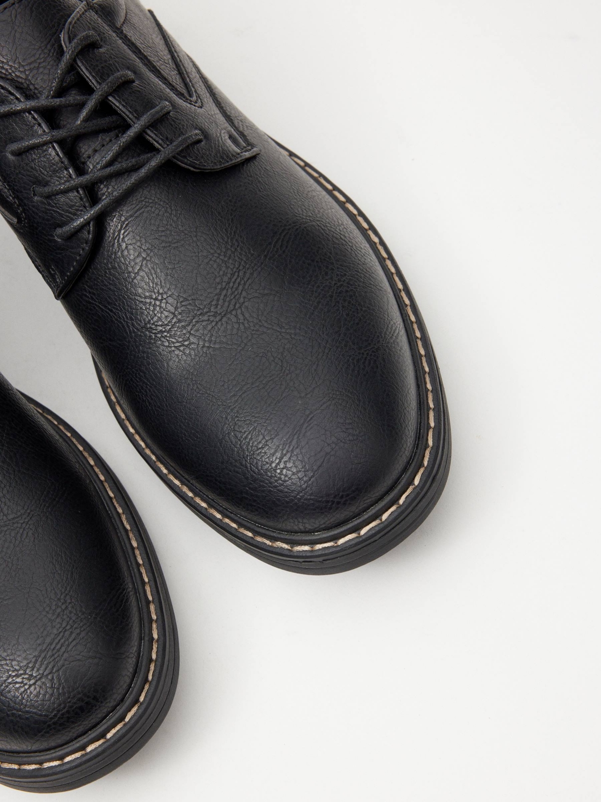Sapato básico clássico em pele preto vista detalhe
