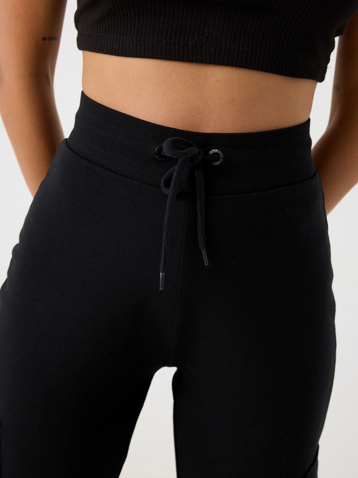Calças de jogger pretas com bolsos preto vista detalhe