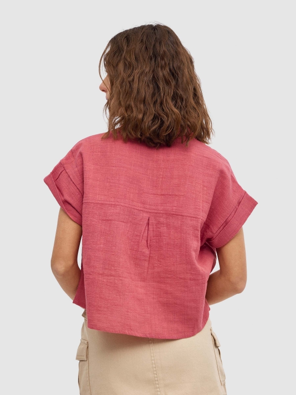 Camisa hombro caído rojo mineral vista media trasera