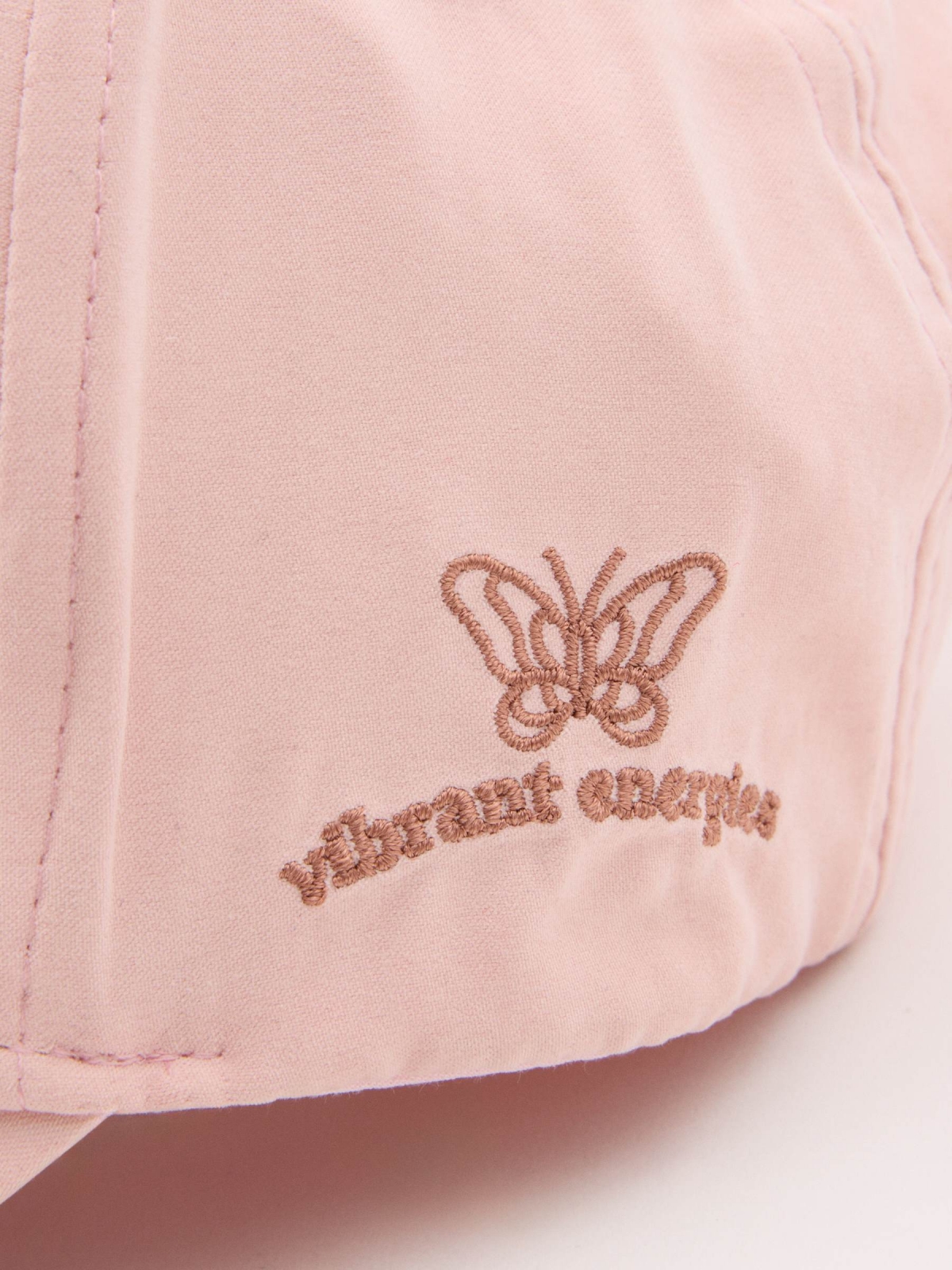 Gorra mariposa rosa vista detalle