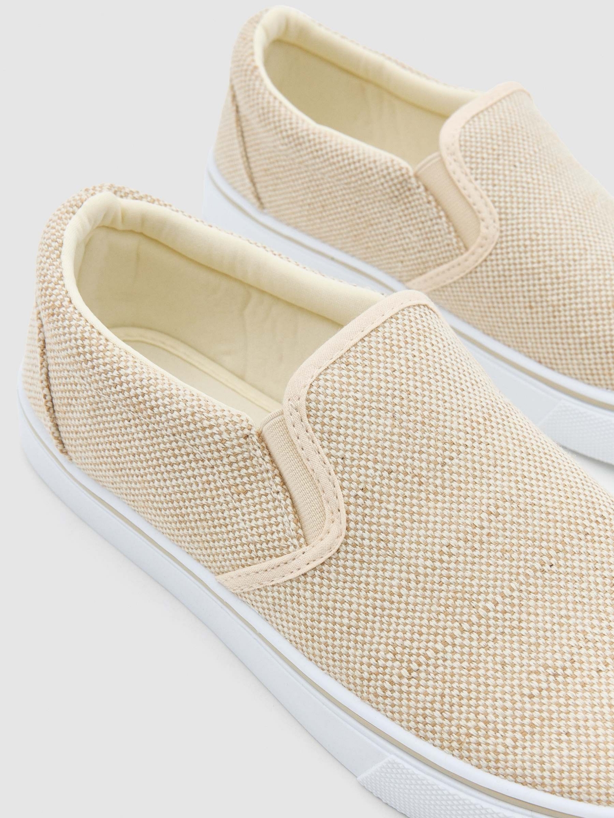 Basic canvas trainer sand detail view