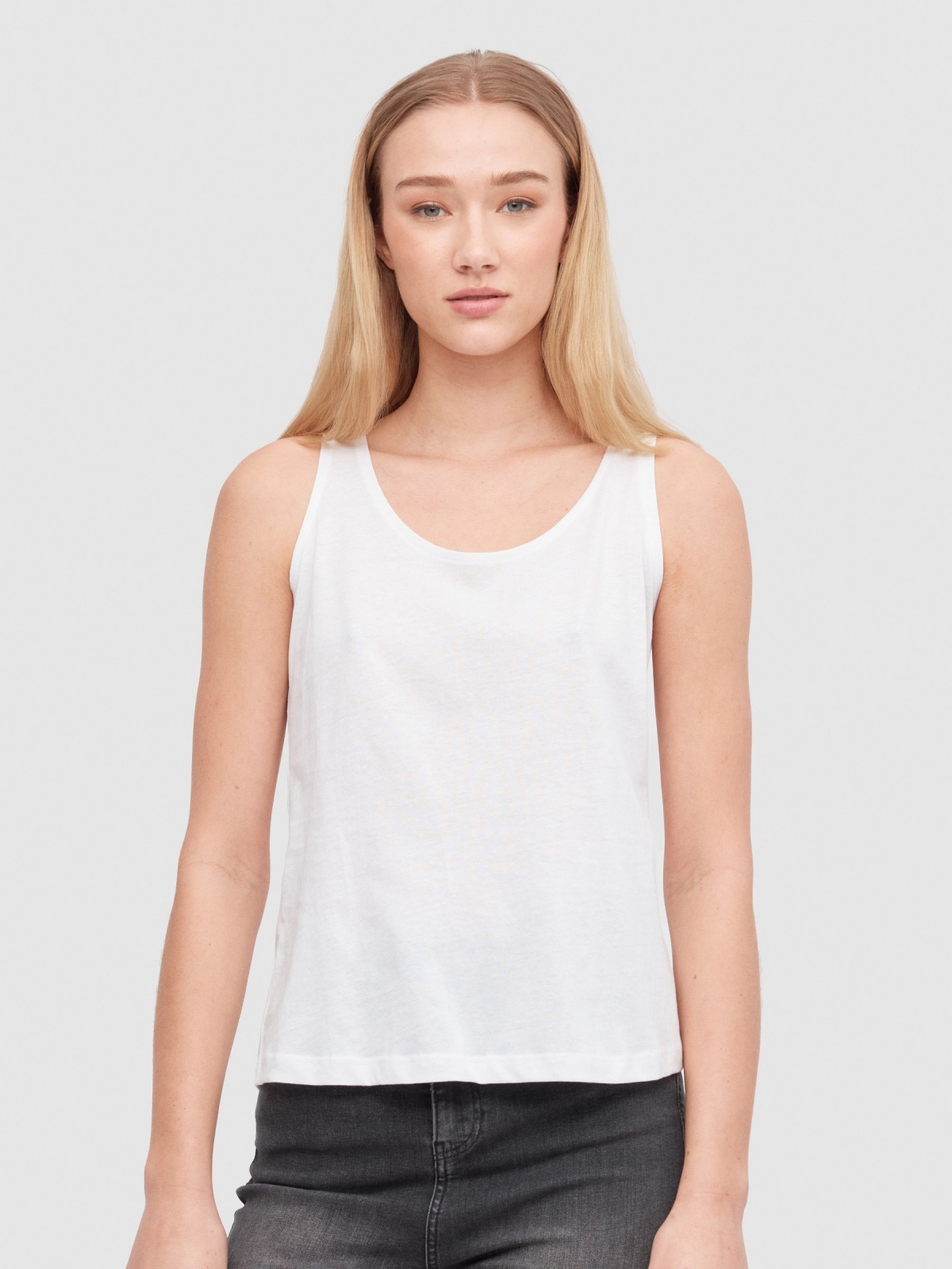 Basic tank t-shirt white middle front view