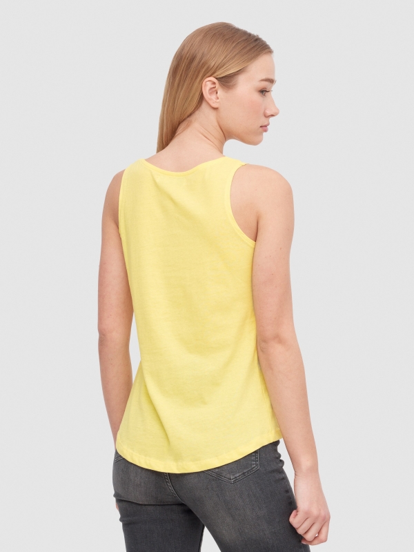 T-shirt regata básica amarelo claro vista meia traseira