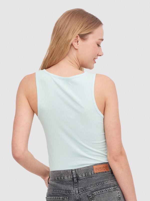 T-shirt decote em V com botões turquesa vista meia traseira