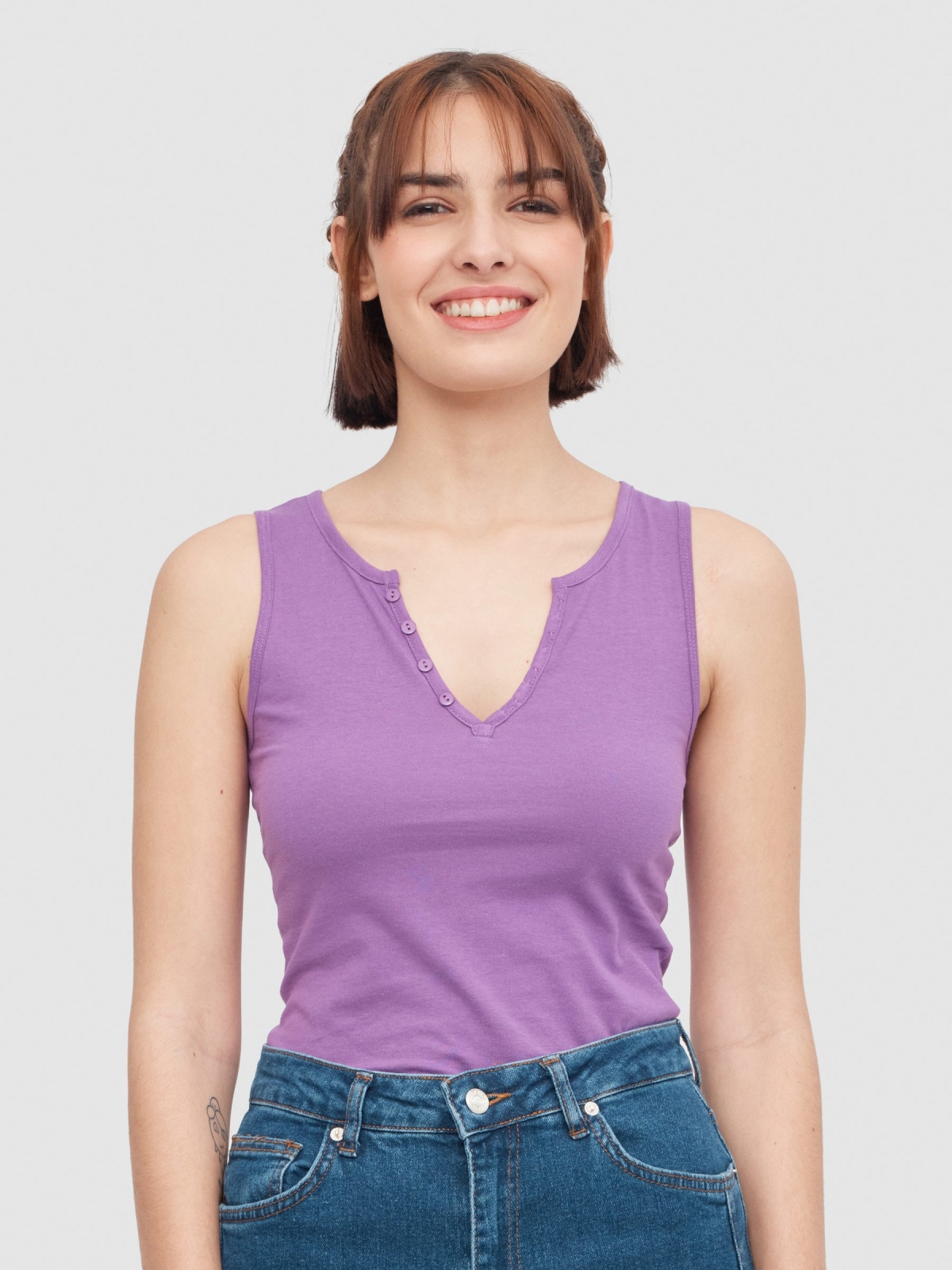 T-shirt decote em V com botões violeta vista meia frontal