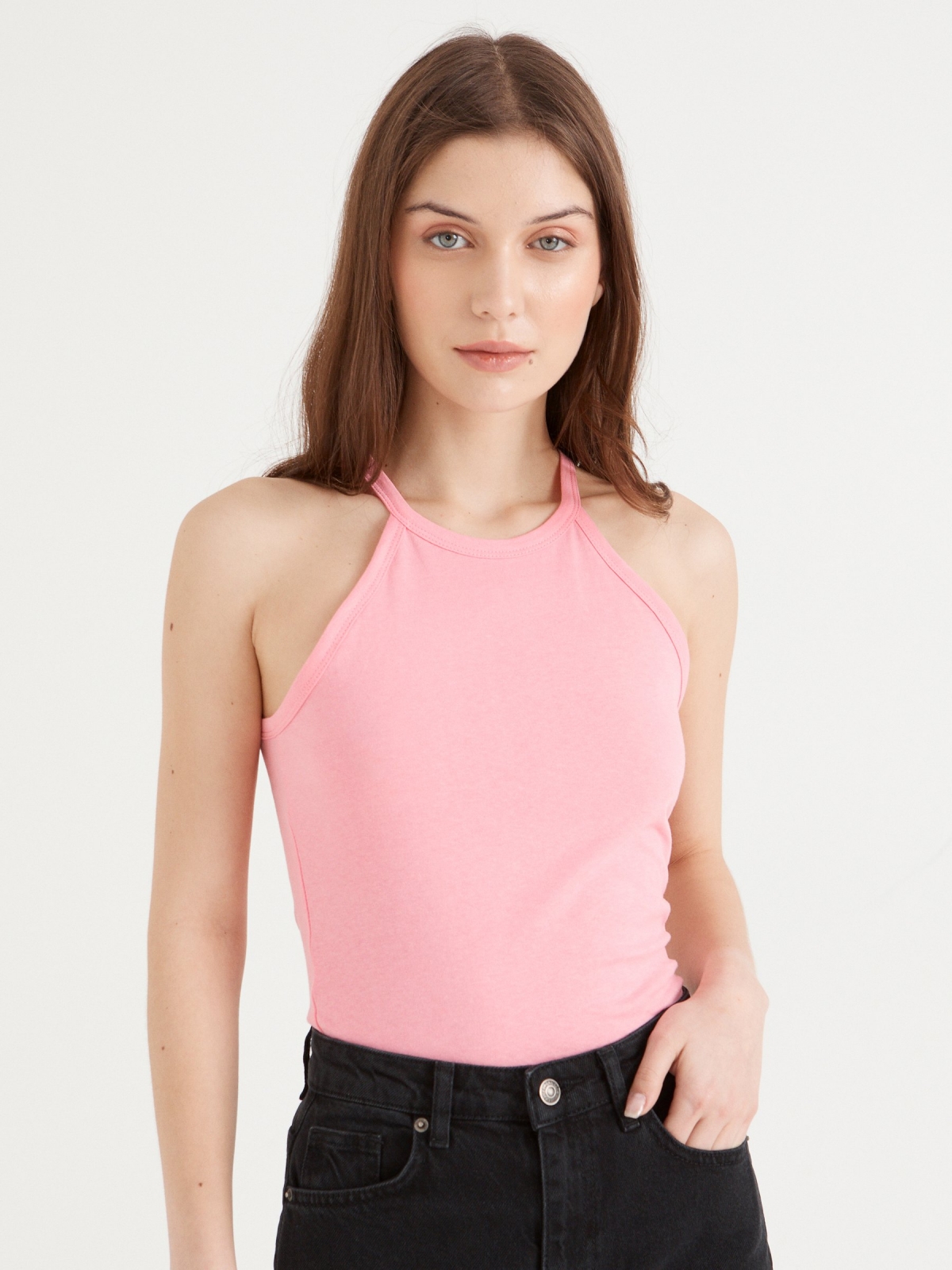 Camiseta básica cuello halter rosa claro vista media frontal