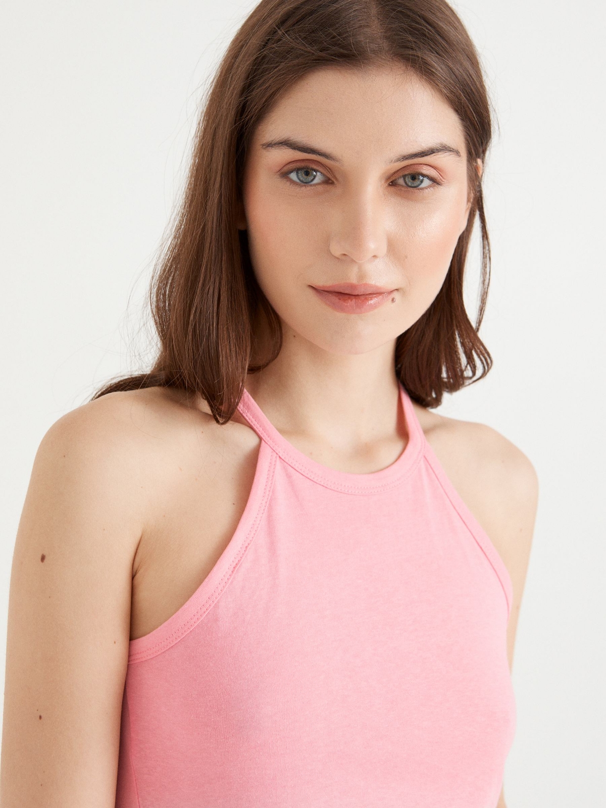 Camiseta básica cuello halter rosa claro vista detalle