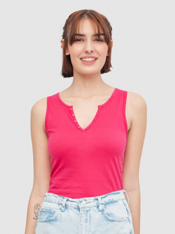 T-shirt decote em V com botões rosa magenta vista meia frontal