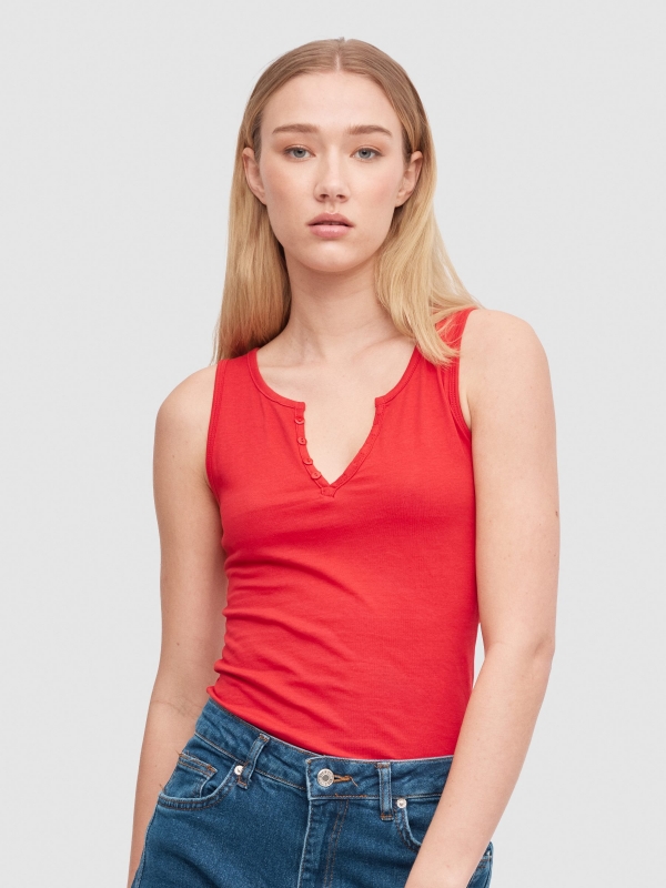 T-shirt decote em V com botões vermelho vista meia frontal