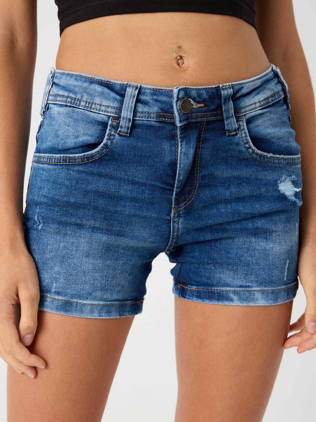 Shorts denim de cintura baixa azul lavado azul vista detalhe