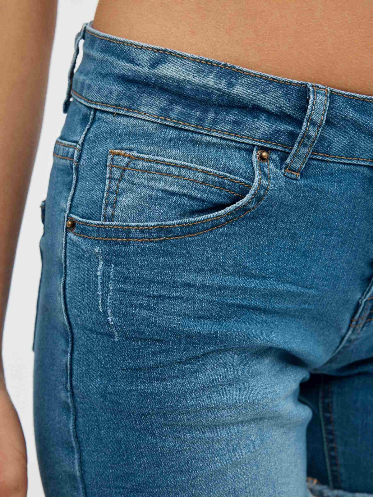Frayed hem denim shorts blue detail view