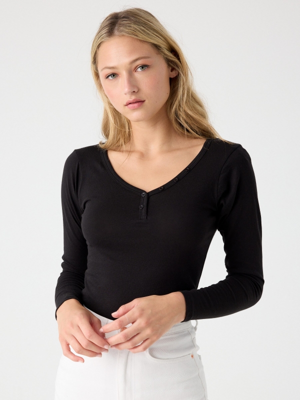 Buttoned v-neck t-shir black middle front view