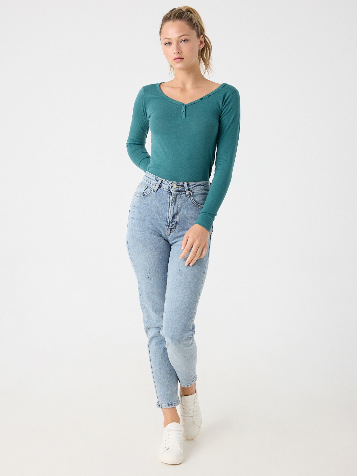 Buttoned v-neck t-shir green front view