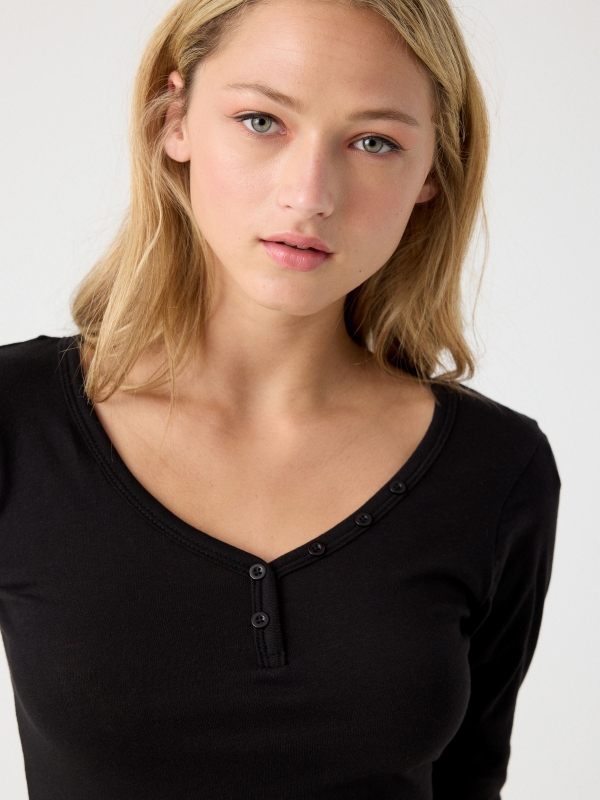 Buttoned v-neck t-shir black foreground