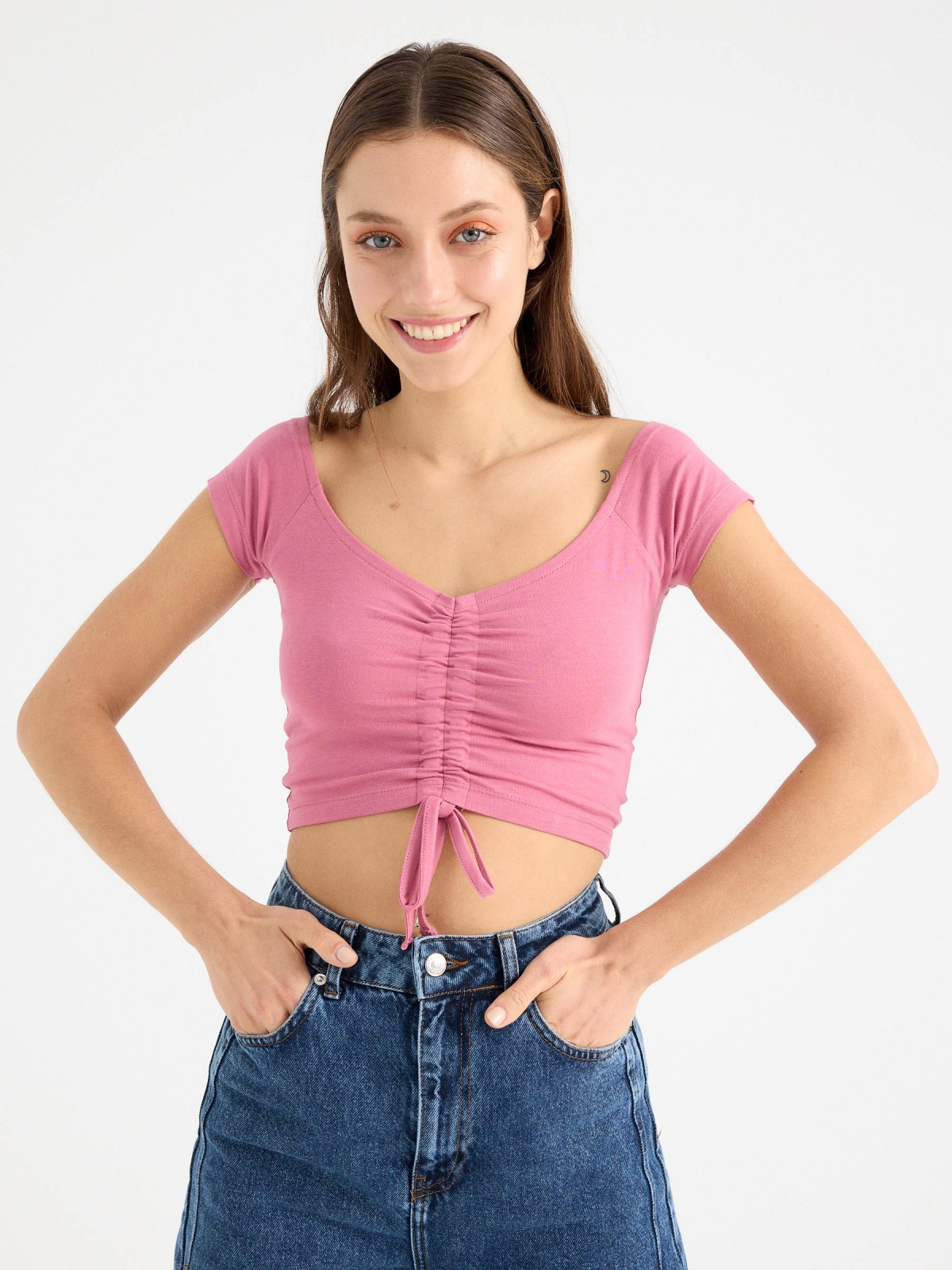 Camiseta cropped fruncido rosa vista media frontal