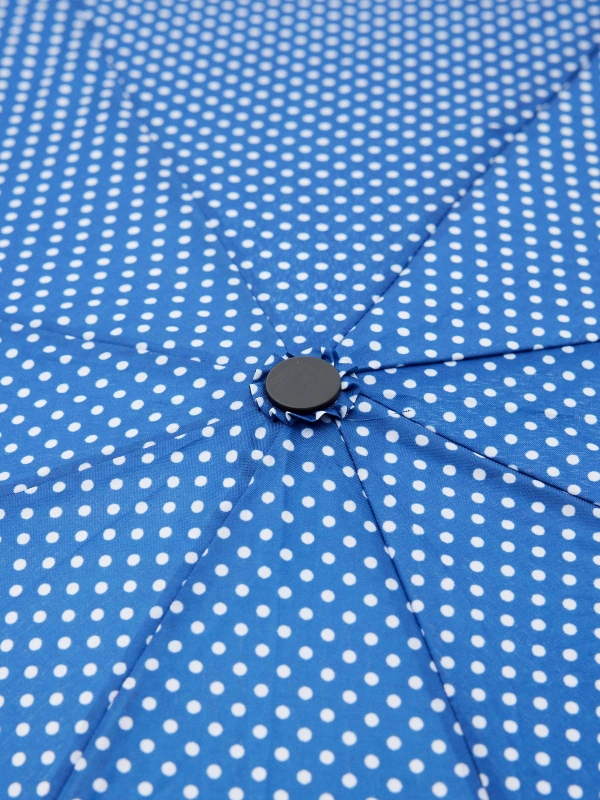 Guarda-chuva dobrável de bolinhas azul vista detalhe