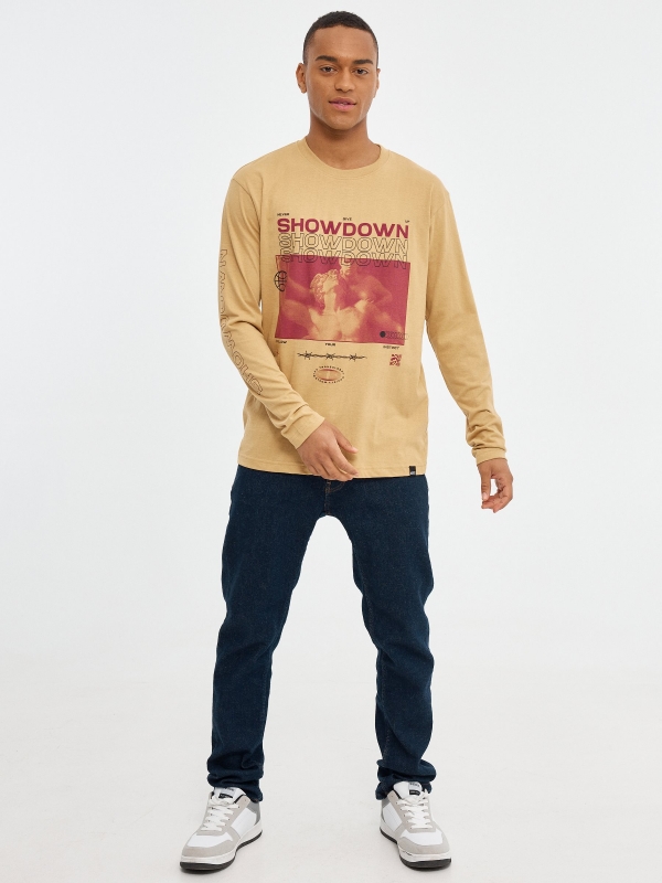 T-shirt Showdown marrom terra vista geral frontal