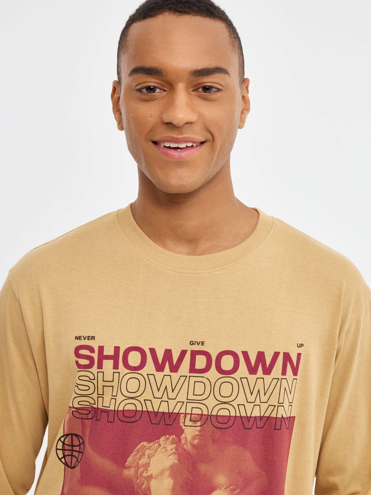 T-shirt Showdown marrom terra vista detalhe