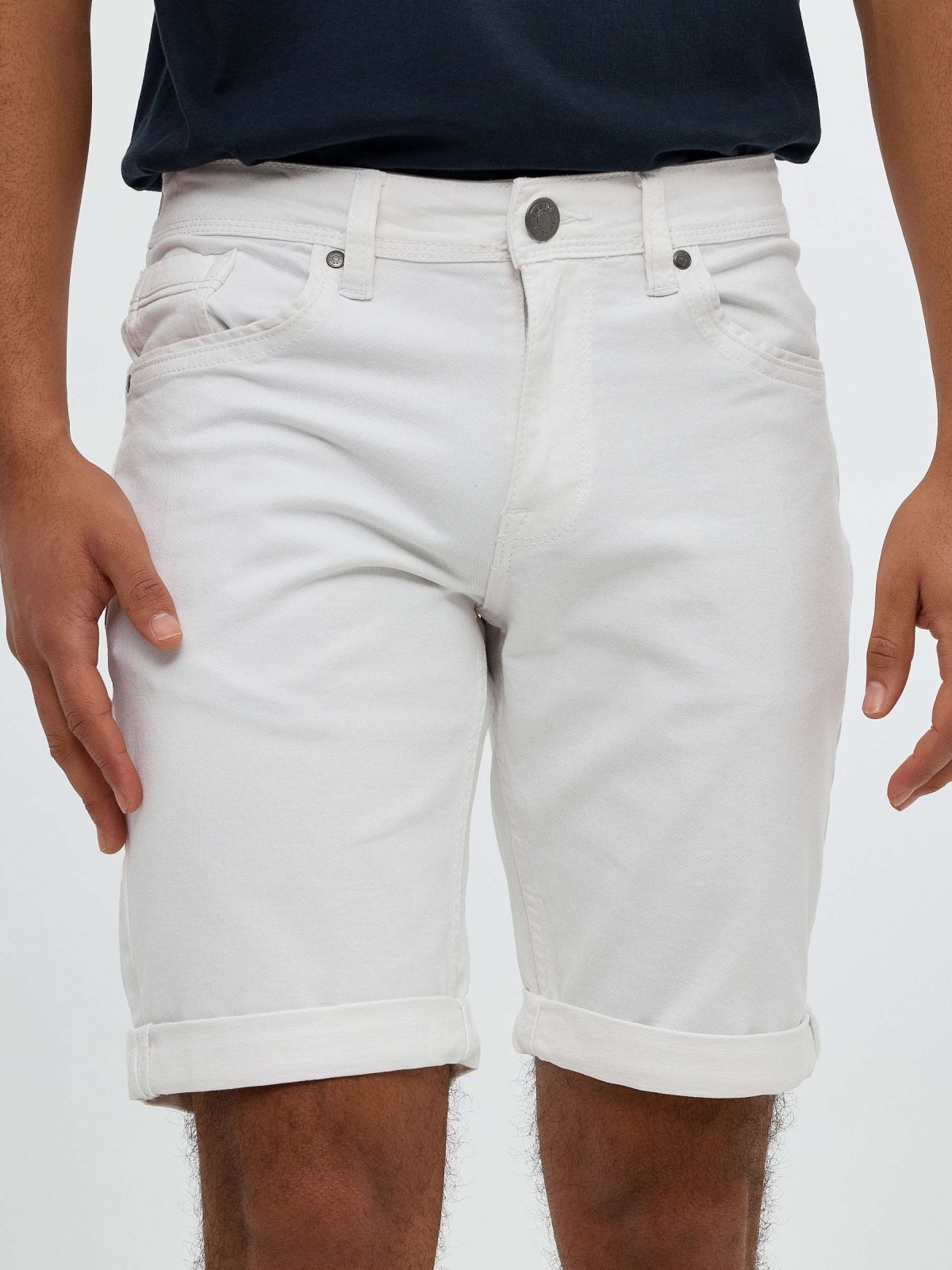 Bermuda short with five pockets white detail view