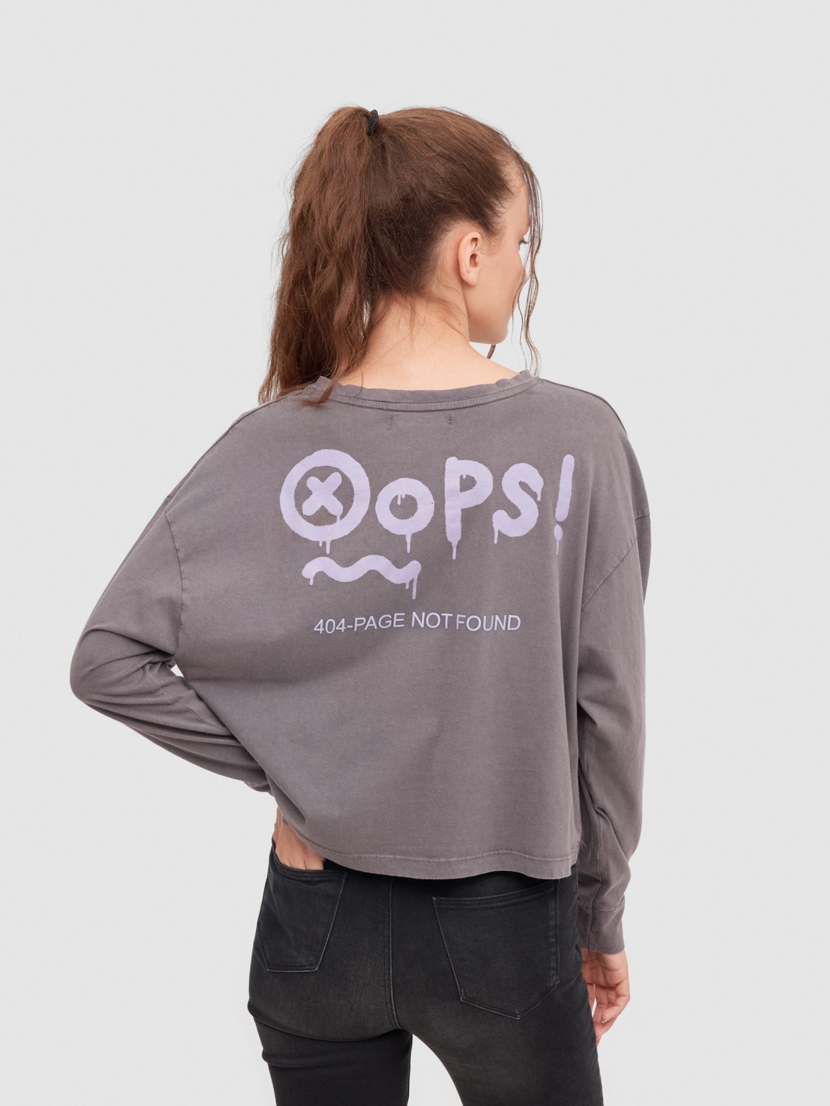 Camiseta crop Page Not Found gris oscuro vista media trasera