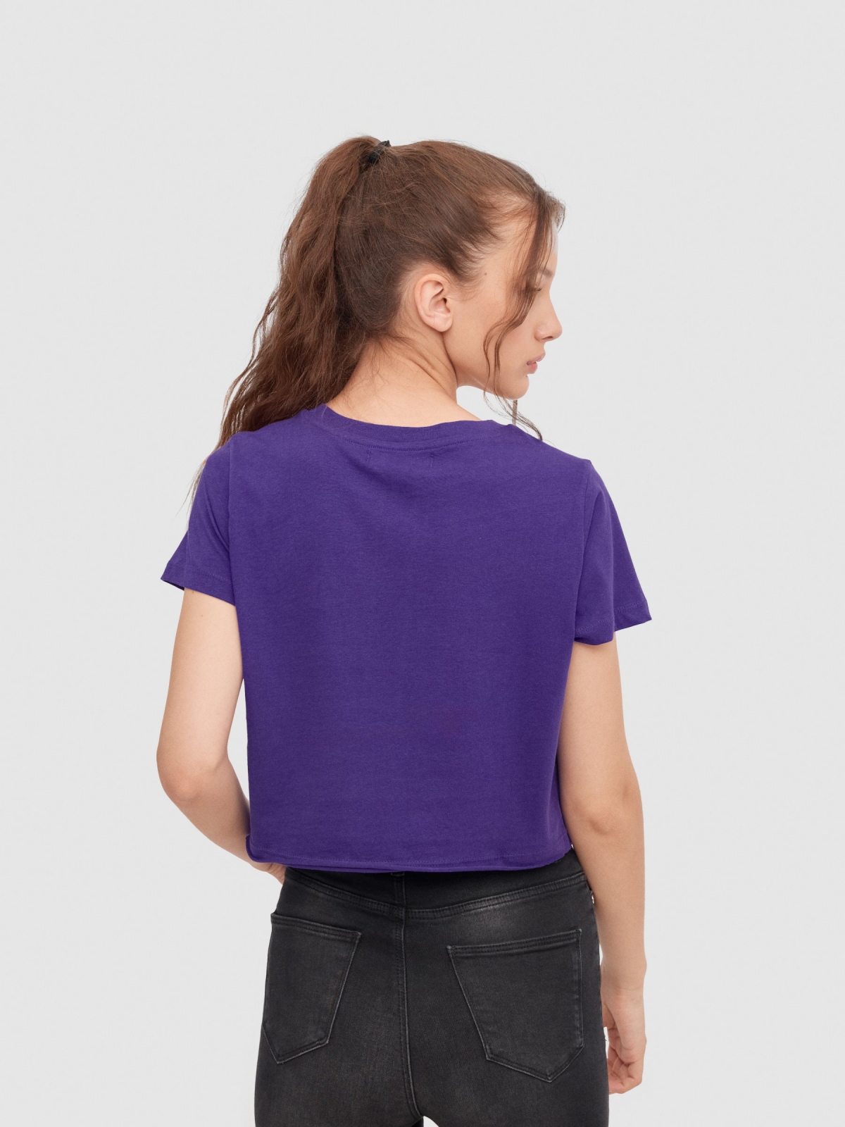 Camiseta crop Happiness violeta vista media trasera