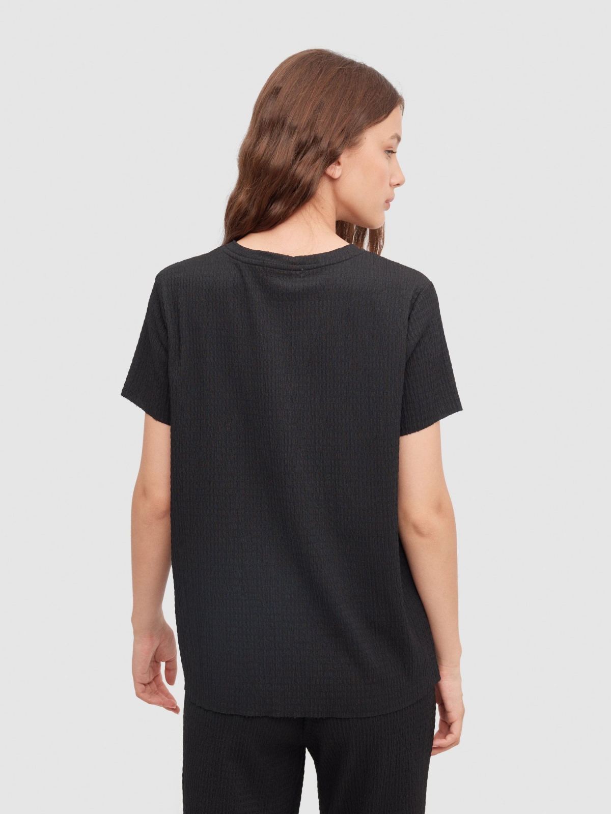 T-shirt com textura fluida preto vista meia traseira