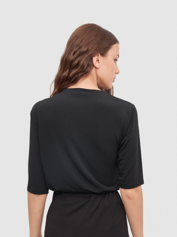 T-shirt drapeada preto vista meia traseira