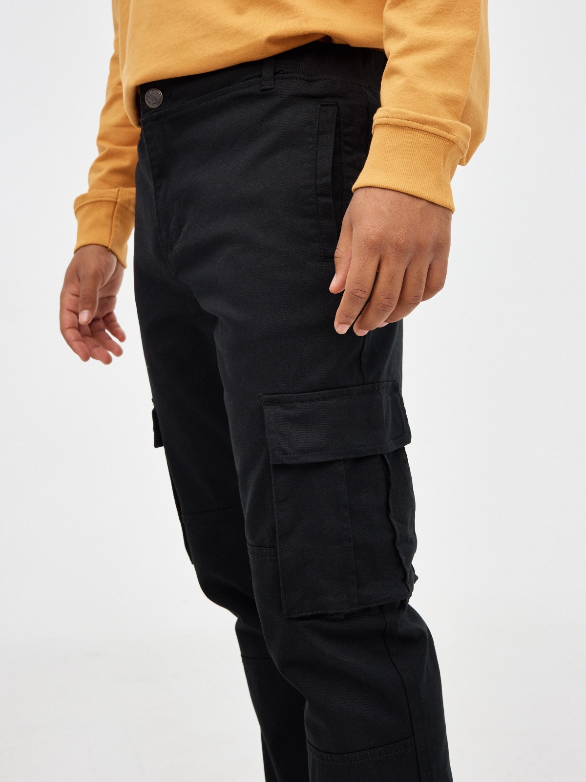 Calças de perna larga com bolsos preto vista detalhe