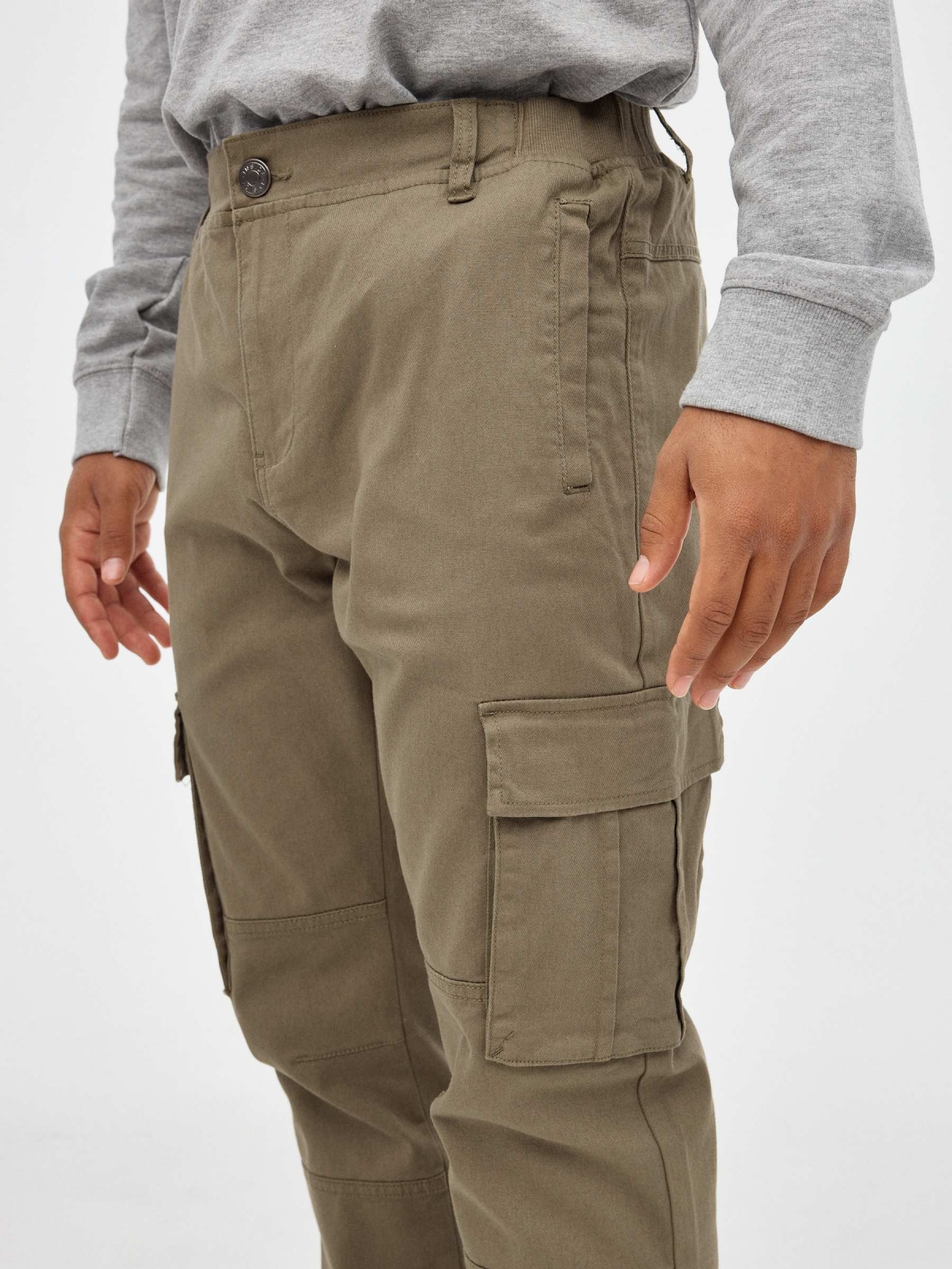Calças de perna larga com bolsos cáqui vista detalhe