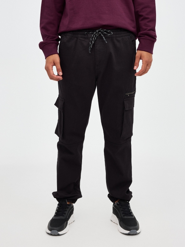 Pantalón jogger multibolsillos negro vista media frontal