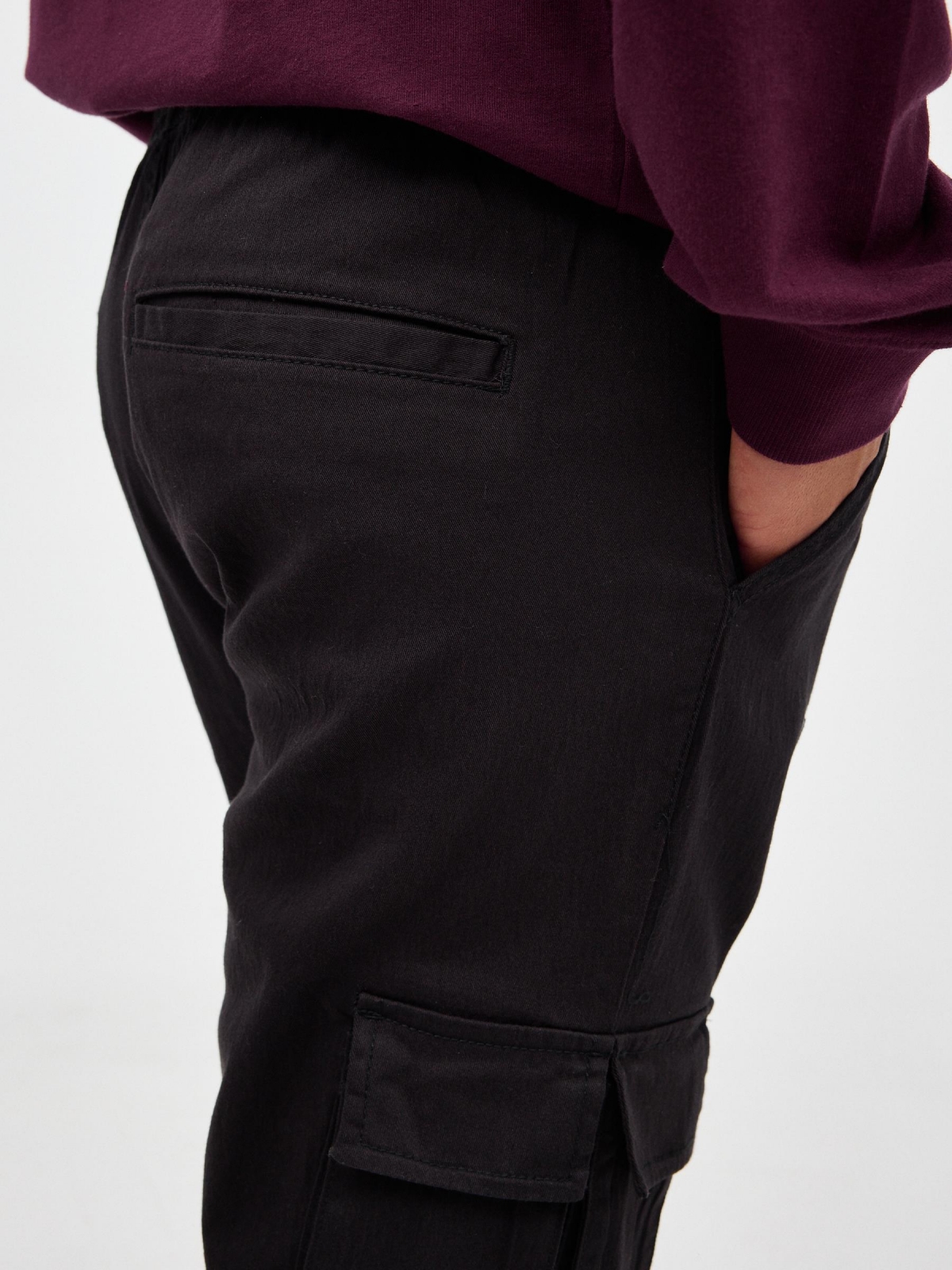 Pantalón jogger multibolsillos negro vista detalle