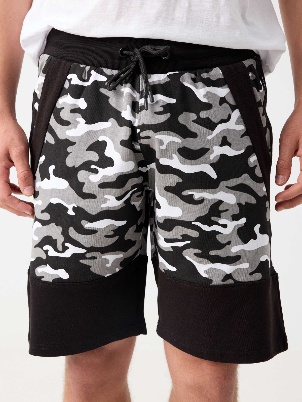 Shorts jogger combinado camuflado preto vista detalhe