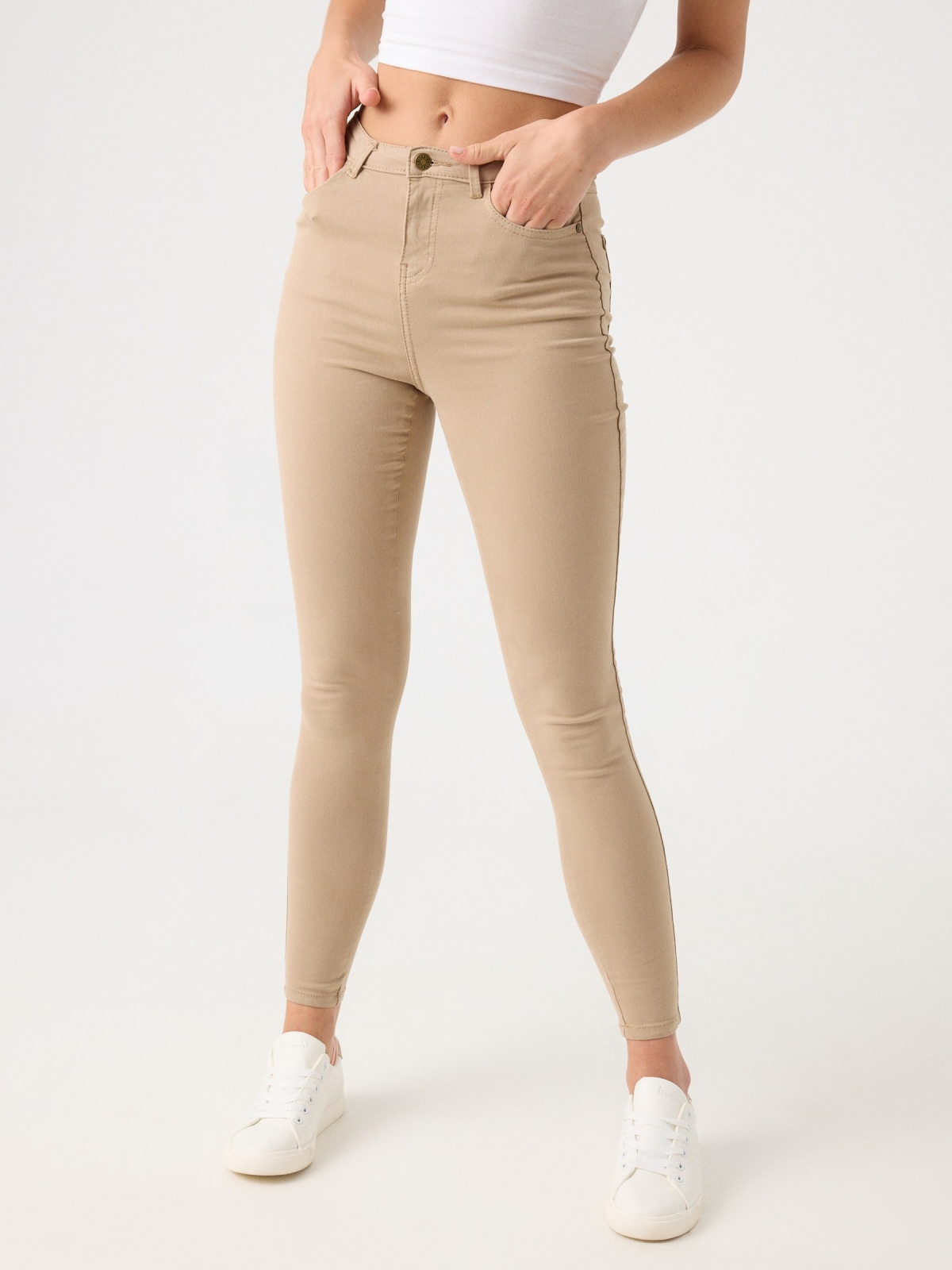 Pantalón skinny high rise beige vista media frontal