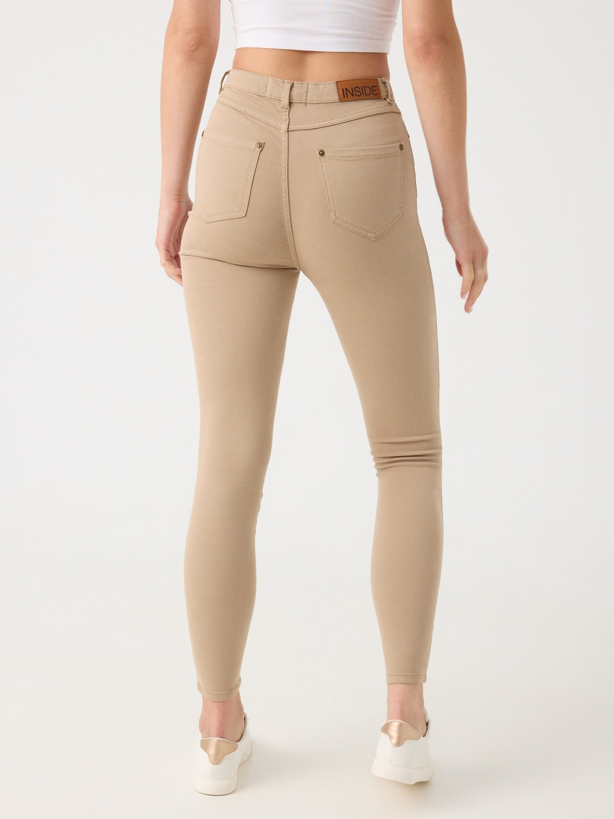 Pantalón skinny high rise beige vista media trasera